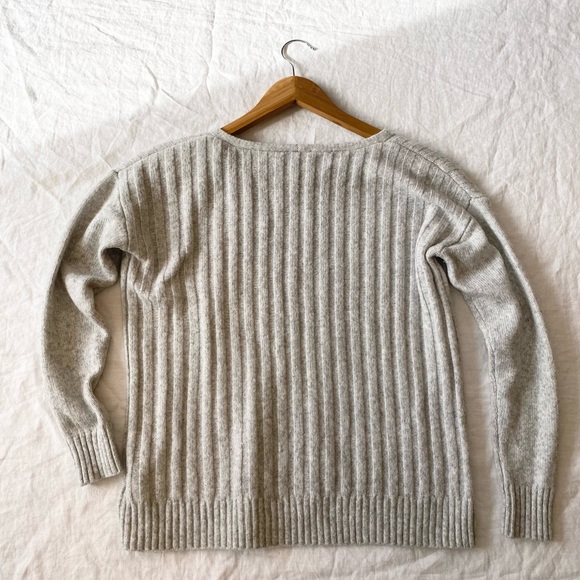 Gap Wool Blend Loose Fit Cozy V-Neck Sweater - Picture 9 of 10